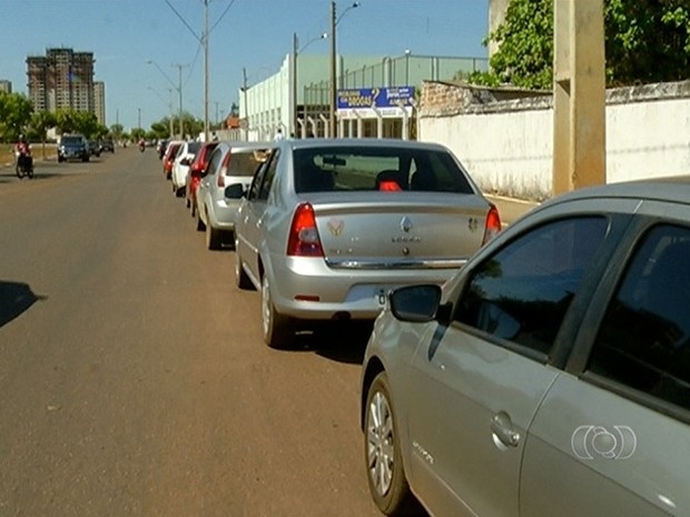 Para alguns motoristas a fila de mais de 2 km é uma forma de protesto (Foto: Reprodução/TV Anhanguera)