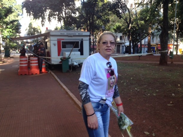 Mãe de Laura Vermont participa de manifestação na Praça da República (Foto: Vivian Reis/G1)