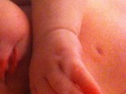 Após dar à luz, Perlla mostra boca e mãozinha da filha no Twitter