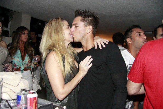 Danielle Winits beija Amauri Nunes em festa no Rio (Foto: Philippe Lima/Divulgação)