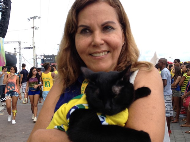 Torcedora levou seu gato para a Fan Fest no Farol da Barra e saiu com a sensação de que ele deu sorte ao Brasil na vitória suada (Foto: Yuri Girardi/G1)