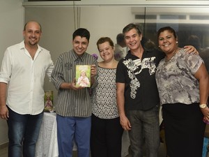 Lucas (centro) junto com professores da Apae de Tatuí (Foto: Arquivo Pessoal/ Lucas Zorzetto)