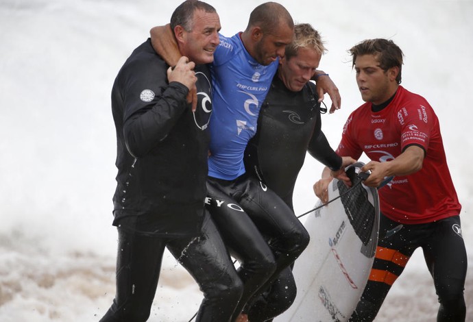Jadson André saiu carregado do mar após sofrer lesão no tornozelo em Bells Beach (Foto: WSL / Kelly Cestari)