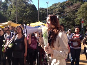 Viviany Beleboni, transexual 'crucificada' na Parada Gay, participa de protesto (Foto: Vivian Reis/G1)