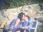 Katy Perry e Orlando Bloom trocam beijos apaixonados