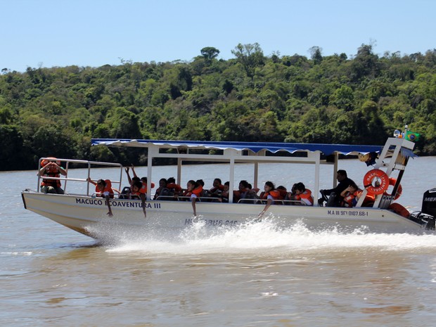 Concessionárias oferecem passeios de barco também pela parte superior do Rio Iguaçu, antes das cataratas (Foto: Cataratas do Iguaçu S.A. / Divulgação)