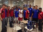 Naldo encontra time de basquete do Flamengo em aeroporto