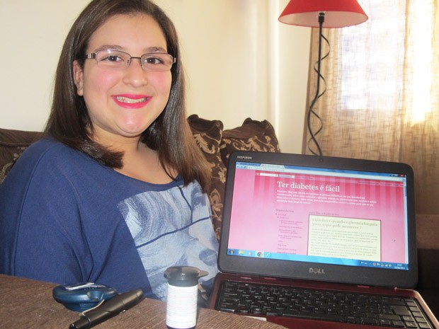 Beatriz e a página do blog “Ter diabetes é fácil”  (Foto: Mariane Rossi/G1)