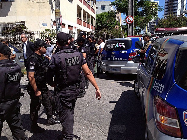 Oficiais de Justia chegaram ao acampamento acompanhados pela PM (Foto: Wagner Sarmento / TV Globo)