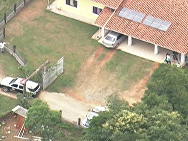 Peritos fazem reconstituição no local onde o corpo de Matsunaga foi encontrado (Foto: Reprodução/TV Globo) Peritos fazem reconstituição no local onde o corpo de Matsunaga foi encontrado (Foto: Reprodução/TV Globo)