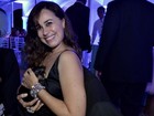 Daniela Escobar leva filhote de cachorro para festa de Lívian Aragão