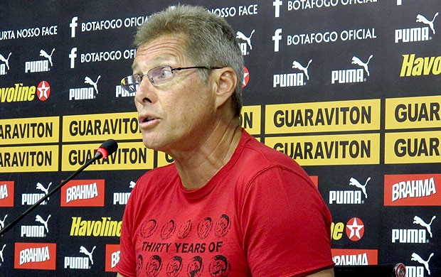 Oswaldo de Oliveira na coletiva do Botafogo (Foto: André Casado / Globoesporte.com)