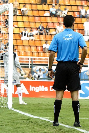 árbitro adicional na linha de fundo da partida de futebol (Foto: Futura Press)
