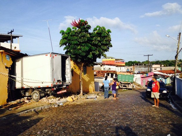 Caminhão atingiu casa com moradores dentro, mas ninguém ficou ferido (Foto: Kety Marinho/TV Globo)