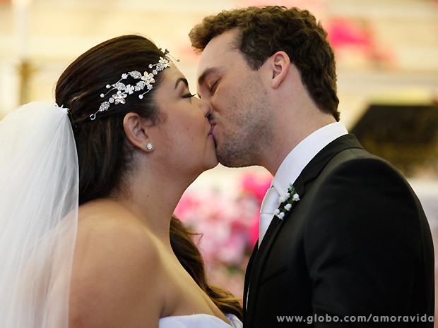 Perséfone realiza seu sonho e se casa com Daniel (Foto: Pedro Curi / TV Globo)