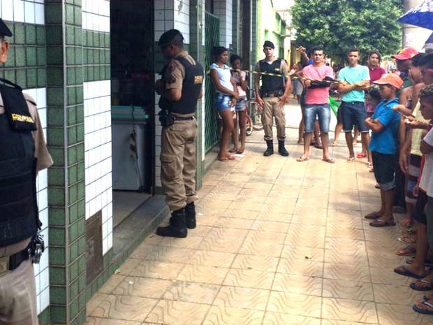 Menor buscou abrigo em uma mercearia, mas morreu assim que entrou no local (Foto: Natália Jael/Inter TV)