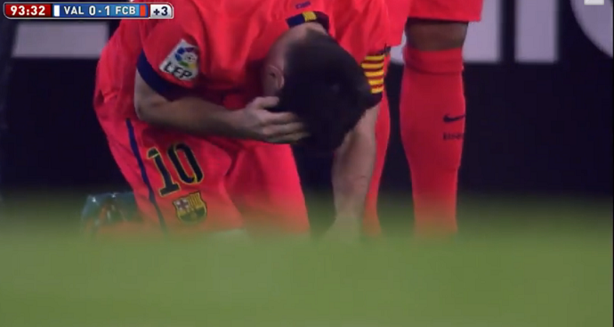 Messi leva garrafada na cabeça