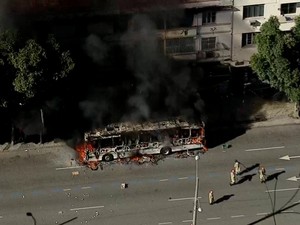 Manifestantes atearam fogo em um ônibus no Estácio (Foto: Reprodução/ TV Globo)