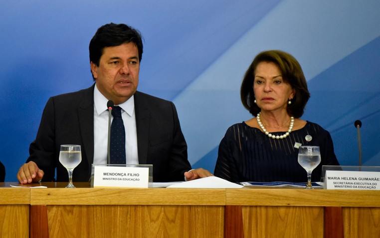 Mendonça Filho, ministro da Educação, e Maria Helena, secretaria-executiva do MEC. (Foto: Mateus Bonomi/Futura Press/Estadão Conteúdo)