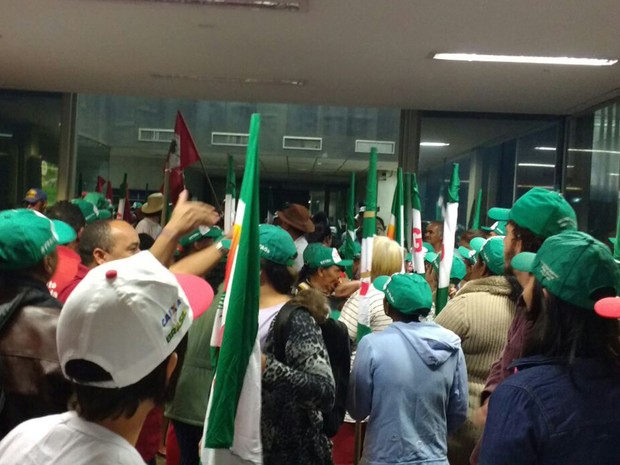 Manifestantes ocupam entrada do Ministério do Planejamento, em Brasília (Foto: MST/Divulgação)