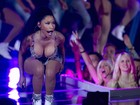 Nicki Minaj se apresenta de top decotado e sainha jeans