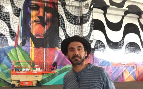 Eduardo Kobra está preparando um imenso mural de 600 m² para o aniversário de 40 anos do Riocentro (Foto: Wagner Zieglemeyer)