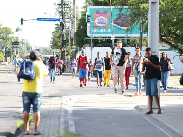 Passageiros descem dos ônibus (Foto: Marlon Costa/Pernambuco Press)