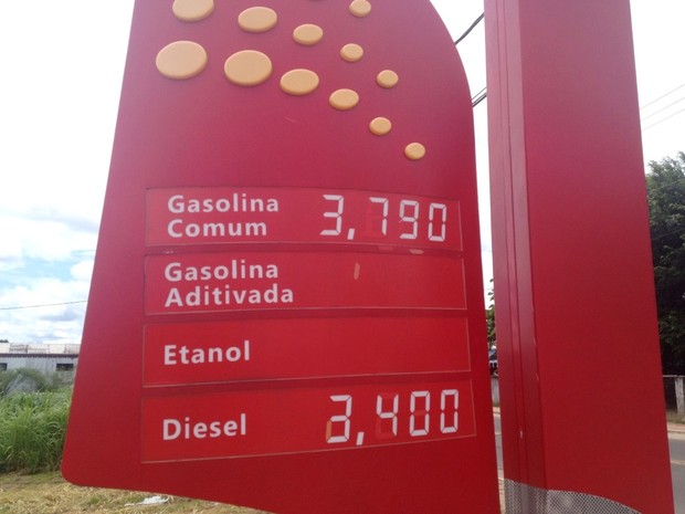 Posto de gasolina baixa preço de combustível em Cruzeiro do Sul (Foto: Genival Moura/G1)