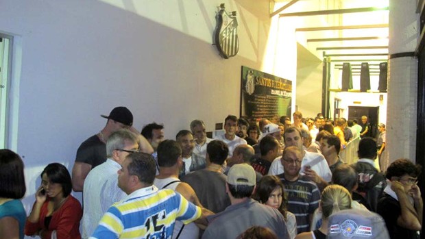 Confusão de ontem na Vila Belmiro, com sócios reclamando do tratamento dado pelo Santos (Foto: Marcelo Hazan / Globoesporte.com)