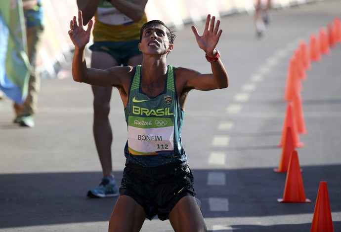 Caio Bonfim celebra quarto lugar na marcha atlética 20km (Foto: Damir Sagolj/Reuters)