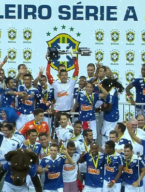 Cruzeiro levanta a taça (Foto: Reprodução / TV Globo Minas)