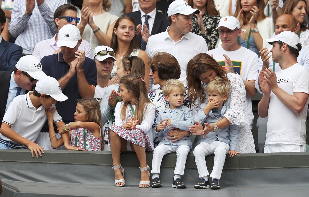 Filhos gêmeos do tenista Roger Federer vestiam roupas iguais na final do torneio de tênis de Wimbledon, na Inglaterra, no domingo (16). Myla Rose e Charlene Riva estavam com vestidos. Leo e Lenny, de 3 anos, vestiam jaqueta azul, calças brancas e sapatos pretos (Foto: Daniel Leal-Olivas/ Reuters)