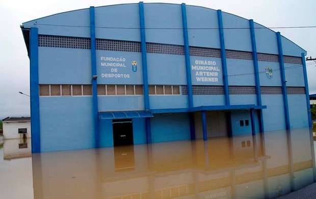 Ginásio de Rio do Sul é invadido por enchente (Foto: Juciara Gessner/Rádio Unidavi)