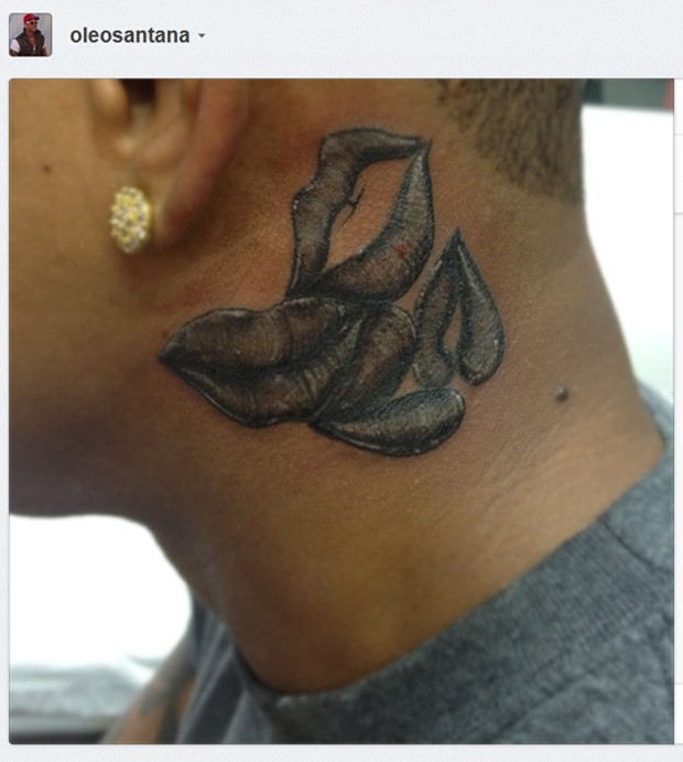 Cantor Léo Santana tatuou quatro bocas do lado direito do pescoço (Foto: Reprodução/Instagram)