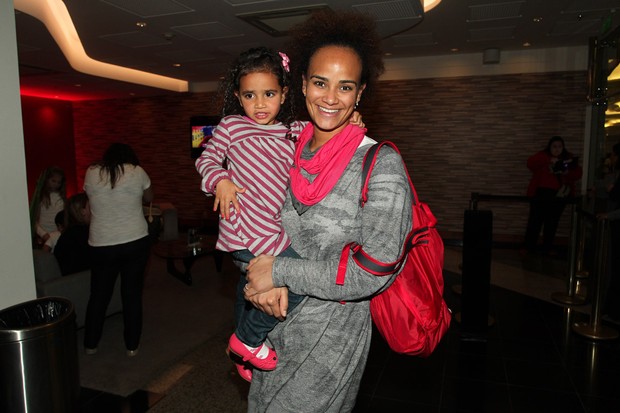 Luciana Mello com a filha (Foto: Manuela Scarpa / Foto Rio News)