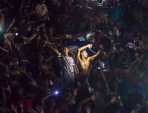 Torcida do CSA faz a festa com celulares (Foto: Jonathan Lins/G1)