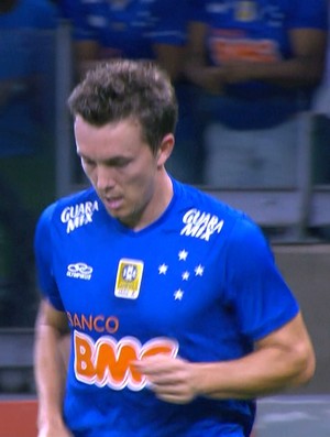 Dagoberto em ação pelo Cruzeiro, na partida contra o Palmeiras (Foto: Reprodução/Premiere)
