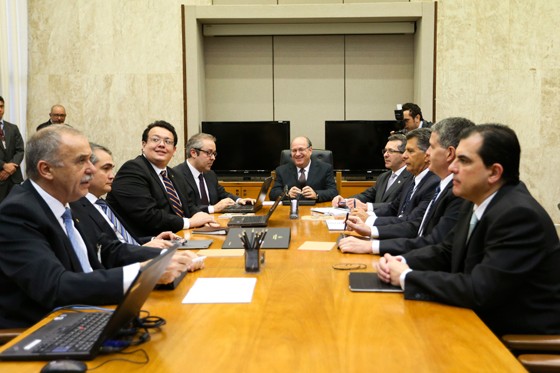 Ilan Goldfajn (ao centro), presidente do Banco Central, na primeira reunião do Comitê de Política Monetária (Copom), sob seu comando (Foto: Marcelo Camargo/ABr)
