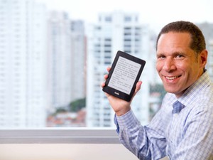 Vice-presidente da Amazon no Brasil, Alexandre Szapiro, segura um Kindle Paperwhite, aparelho que a empresa começa a vender e, assim, inaugura sua operação comercial de produtos físicos no país. (Foto: Divulgação/Amazon)