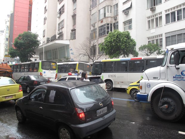 Ônibus circulam em Copacabana na manhã deste sábado (2) (Foto: Alba Valéria Mendonça/G1)