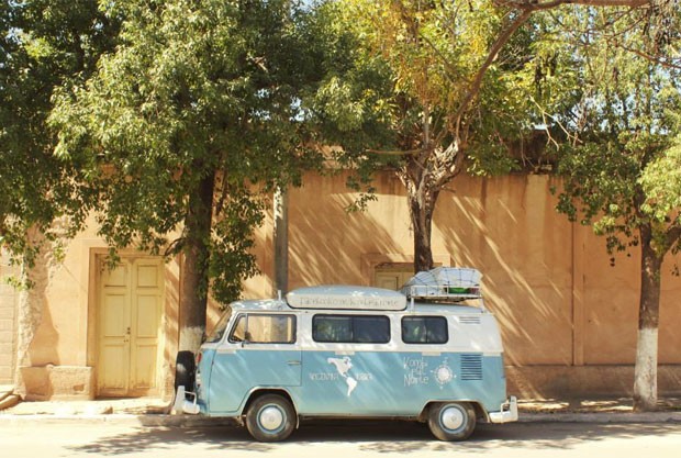 Casal usa uma Kombi de 1981 como meio de transporte e casa na empreitada (Foto: Reprodução/Facebook/Kombi pa'l Norte)