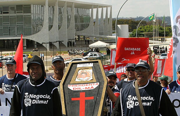 Grevistas realizaram o enterro simbólico da presidente Dilma Rousseff durante manifestanção na Esplanada (Foto: Dida Sampaio/AE)