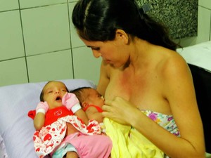 Eucivânia Cunha amamenta uma gêmea de cada vez (Foto: Ricardo Araújo/G1)