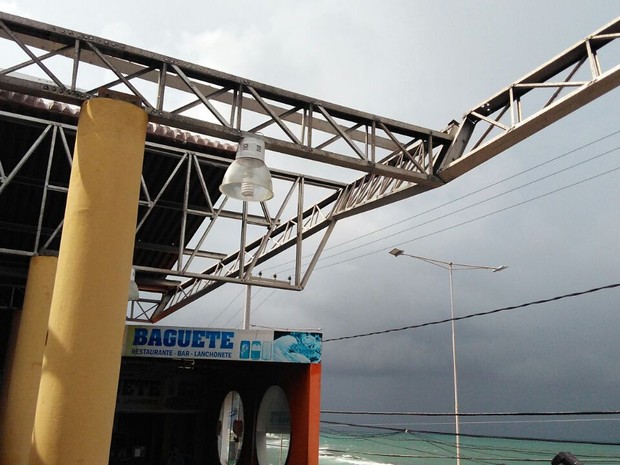 Vento levanta telhado do Centro de Artesanato da Praia dos Artistas em Natal (Foto: Cláudia Angélica/Inter TV Cabugi)