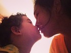 Em foto, Daniele Suzuki dá beijinho no filho