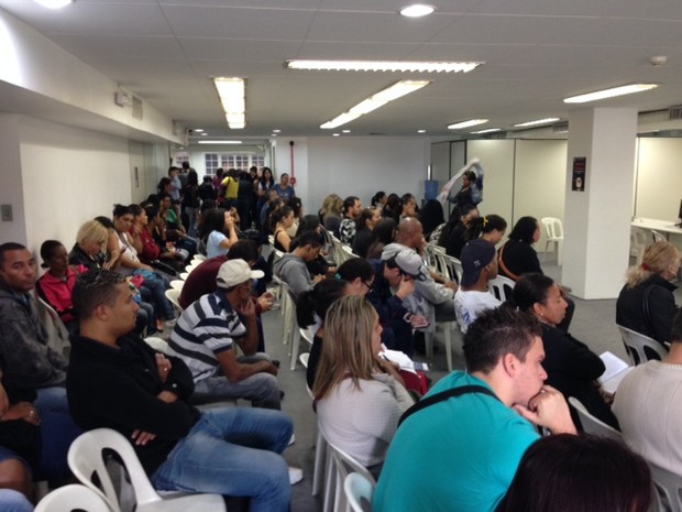 Pelo menos 120 pessoas esperavam atendimento na quinta-feira (9) na central montada pela SPTrans para questões relativas ao passe livre (Foto: Márcio Pinho/G1)