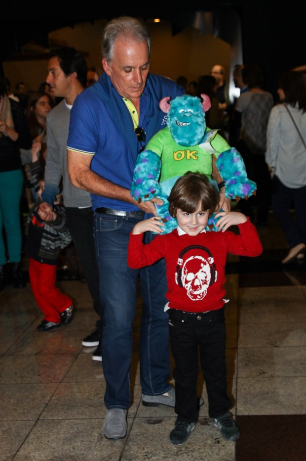 Otavio Mesquita com o filho Pietro (Foto: Manuela Scarpa/Foto Rio News)