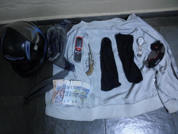 Vários objetos utilizados no roubo foram apreendidos pela polícia (Foto: Polícia Militar/Divulgação)