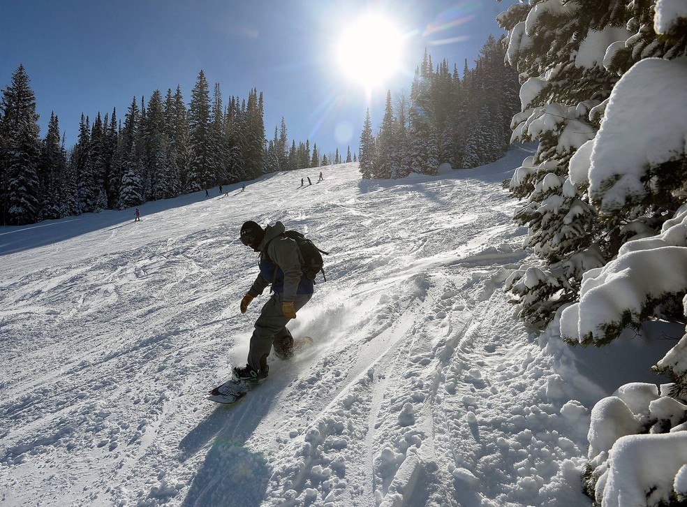 Ideia já foi implementada em 2007 no estado de Utah, sobrando mais tempo para o lazer. Na foto, praticante de snowboard desce montanha em Solitude, Utah (Foto: Al Hartmann/The Salt Lake Tribune/AP)