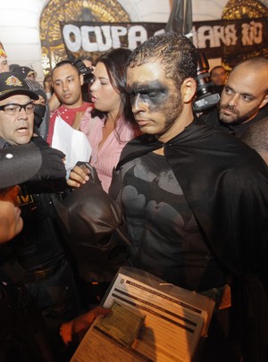 'Baile de máscaras'  tem quatro manifestantes detidos no Rio (Bruno Poppe /  Estadão Conteúdo)
